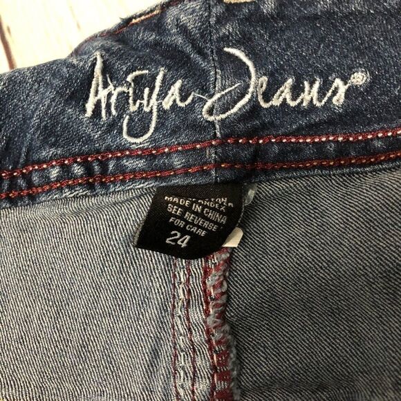 Ariya Jean Shorts woman's size 24 - Picture 2 of 3